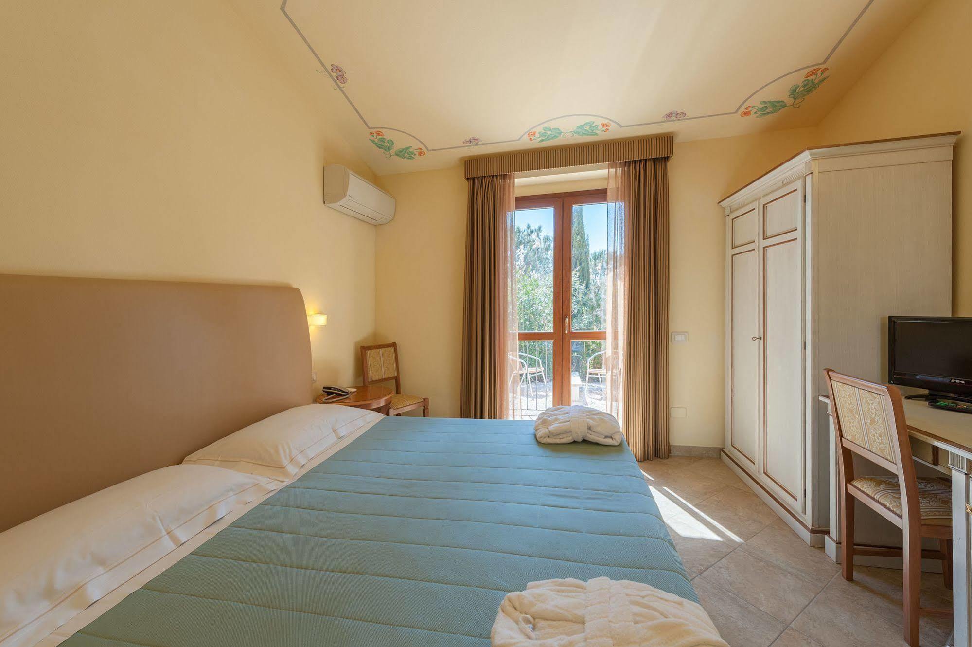 Hotel Saturno Fonte Pura Saturnia Bagian luar foto